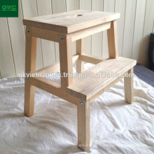 Atteindre les choses facilement avec le tabouret fait d&#39;Acacia